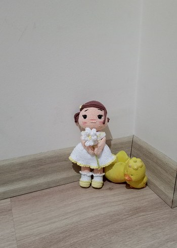 Beyaz Elbise ve Çiçekli Amigurumi Bebek - Görsel 2