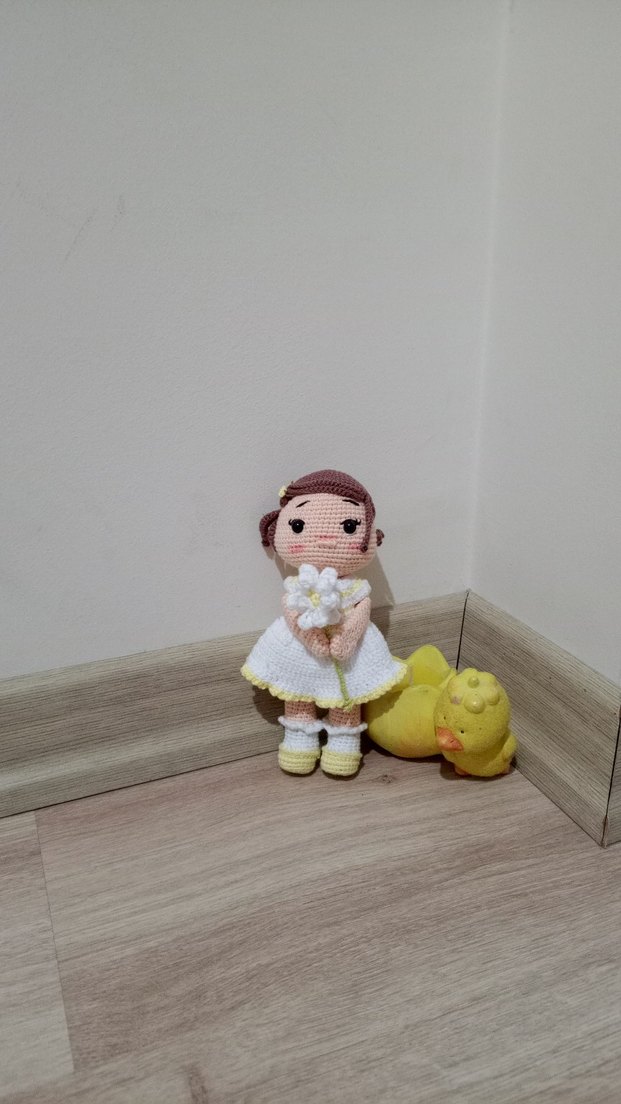 Beyaz Elbise ve Çiçekli Amigurumi Bebek - Görsel 2