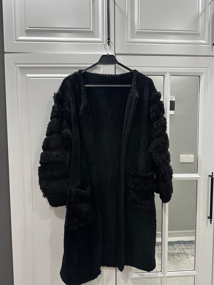 Uzun Siyah Kürk Detaylı Kadın Polar - Görsel 2