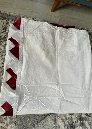 Bordo İşlemeli Parlak Masa Örtüsü - Görsel 2