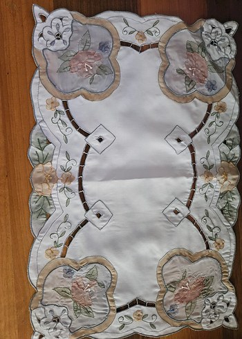 Nakışlı Bej Masa Örtüsü - Görsel 3