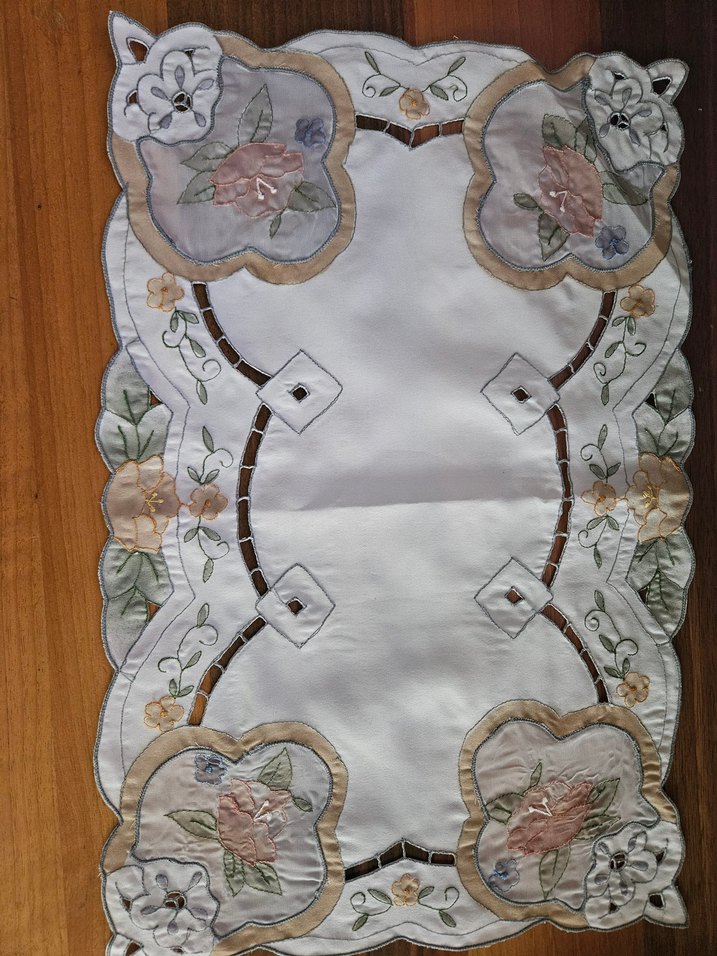 Nakışlı Bej Masa Örtüsü - Görsel 3