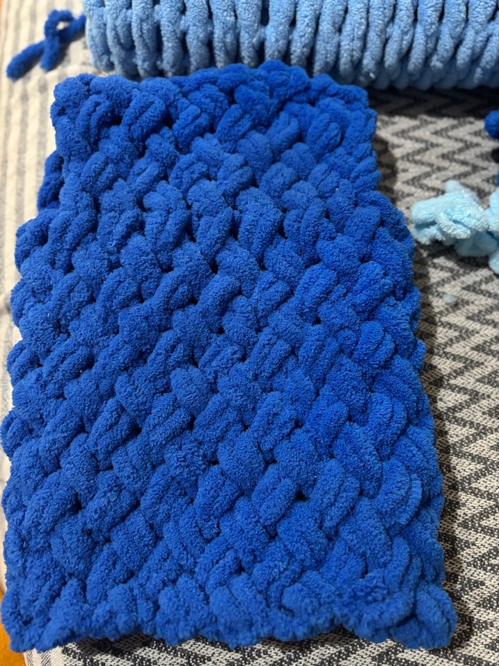 Kapli Mavi Örgü Bebek Yeleği - Görsel 4