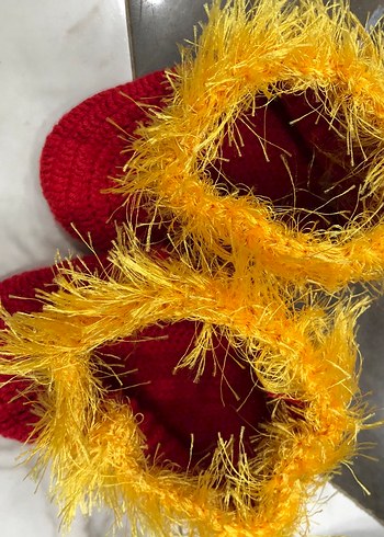 Kızlar için Kırmızı Nakışlı Örgü Ev Terliği - Görsel 2