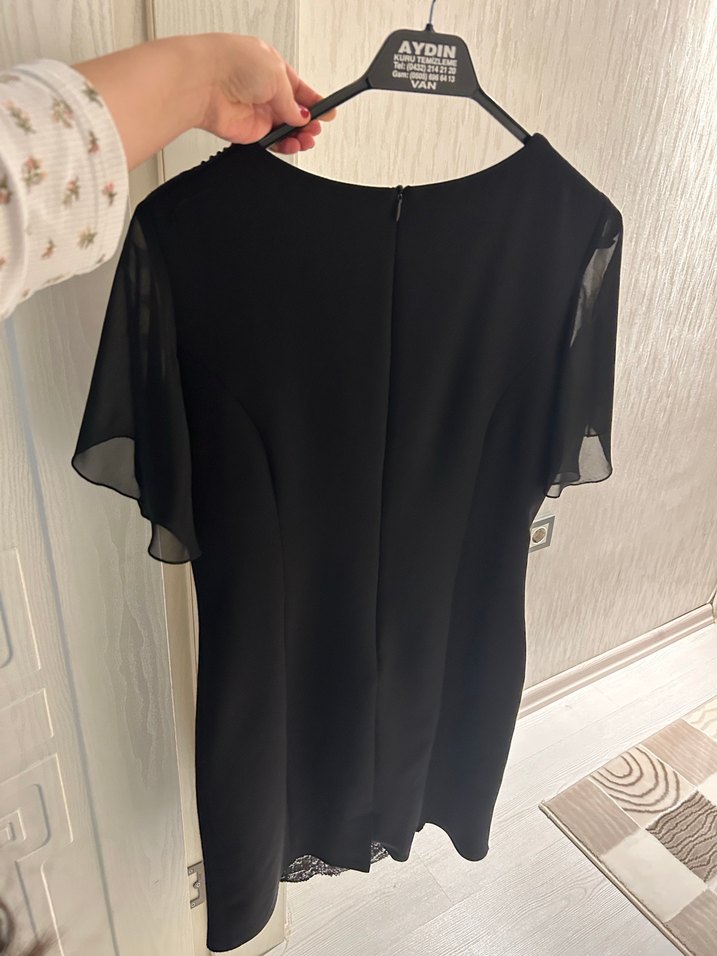 Drapeli V Yakalı pullu Siyah Midi Elbise - Görsel 3