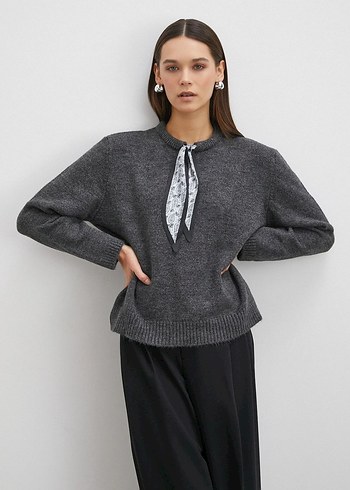 Fular Detaylı Yumuşak Dokulu Triko Kazak - Görsel 2