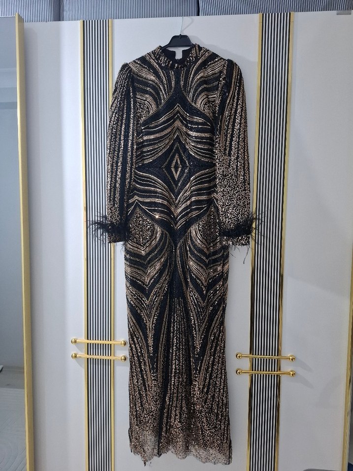 Uzun Kollu Drapeli Altın Renkli Kadın Tesettür Abiye Elbise - Görsel 2