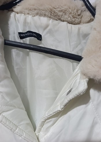 Beyaz Kısa Peluş Detaylı Kadın Kışlık Mont - Görsel 4