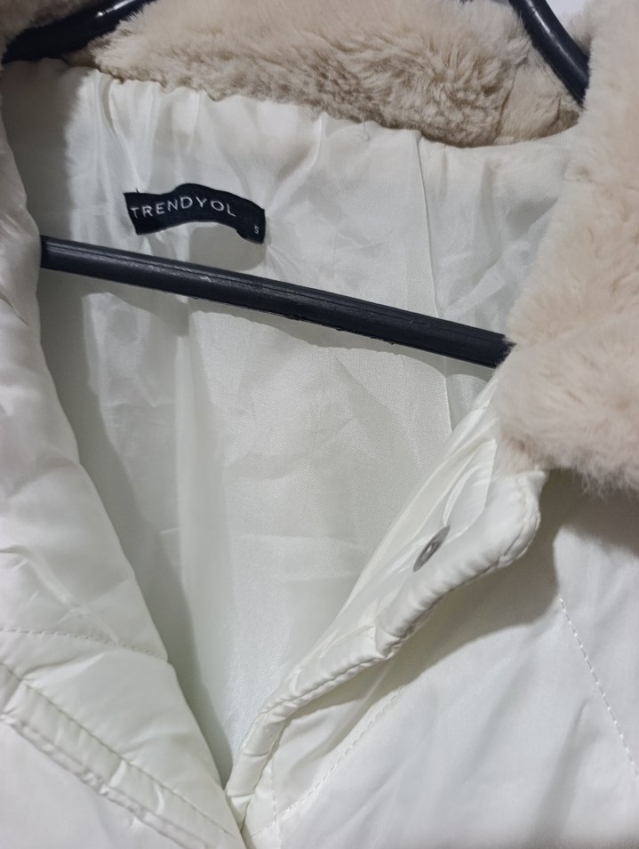 Beyaz Kısa Peluş Detaylı Kadın Kışlık Mont - Görsel 4