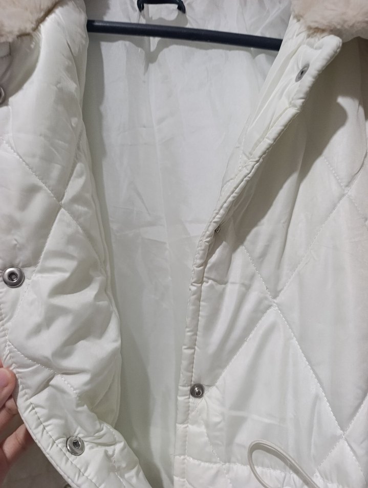 Beyaz Kısa Peluş Detaylı Kadın Kışlık Mont - Görsel 3