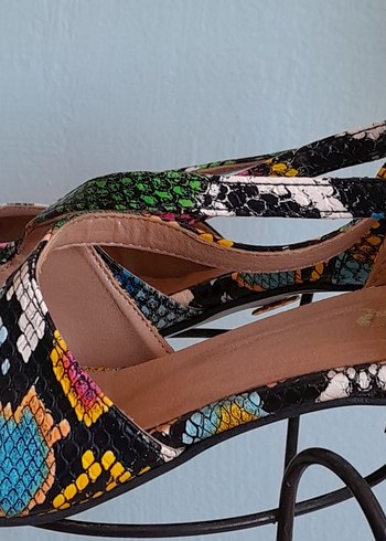 Renkli Yılan Derisi Desenli Tokalı Topuklu Kadın Ayakkabı - Görsel 3