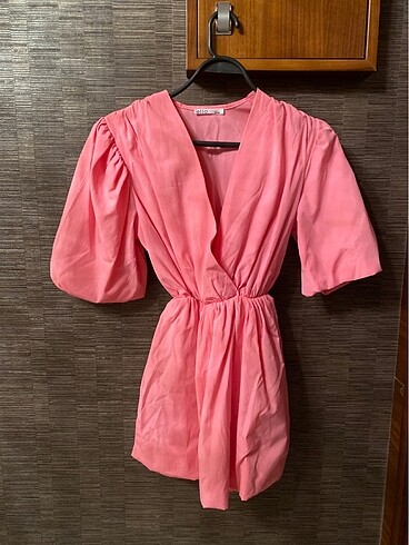 Pembe elbise