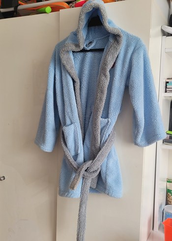 Mavi ve Gri Nakışlı Erkek Çocuk Bornozu - Görsel 4