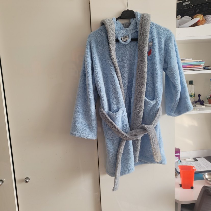 Mavi ve Gri Nakışlı Erkek Çocuk Bornozu - Görsel 3