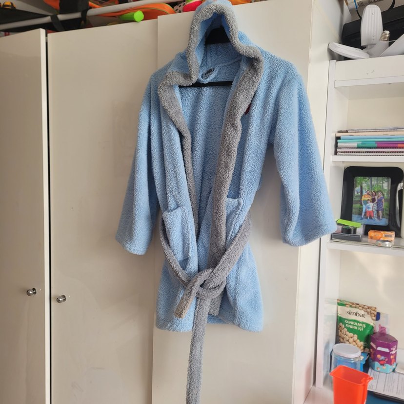 Mavi ve Gri Nakışlı Erkek Çocuk Bornozu - Görsel 4