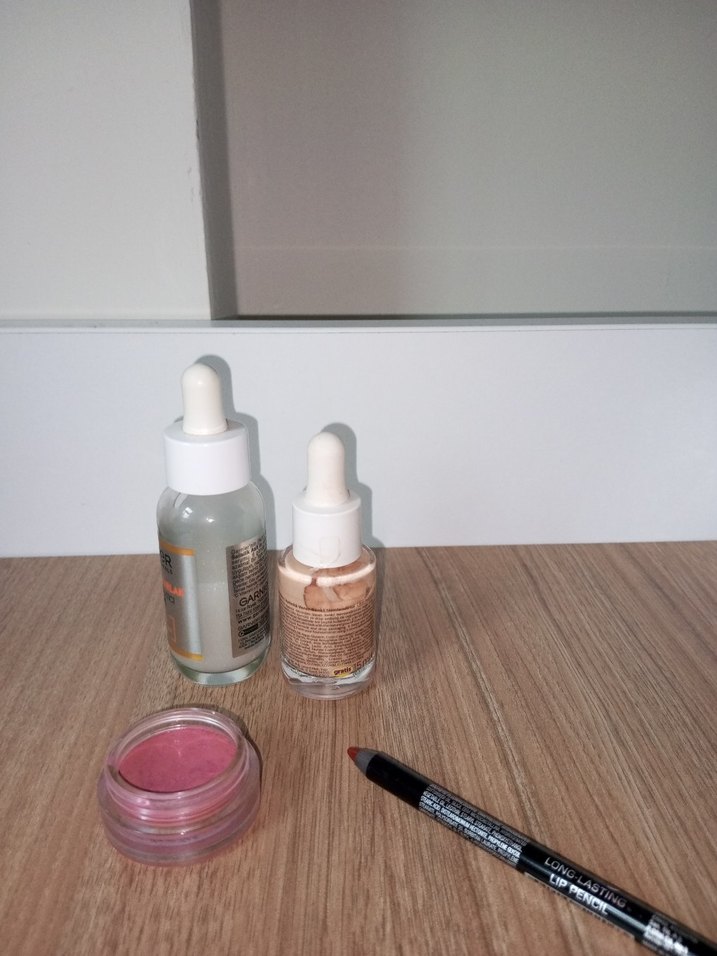 Kırmızı Dudak Kalemi ve Makyaj Ürünleri - Görsel 2