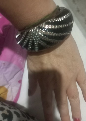 Parlak Siyah Yılan Desenli Kadın Bileklik - Görsel 3