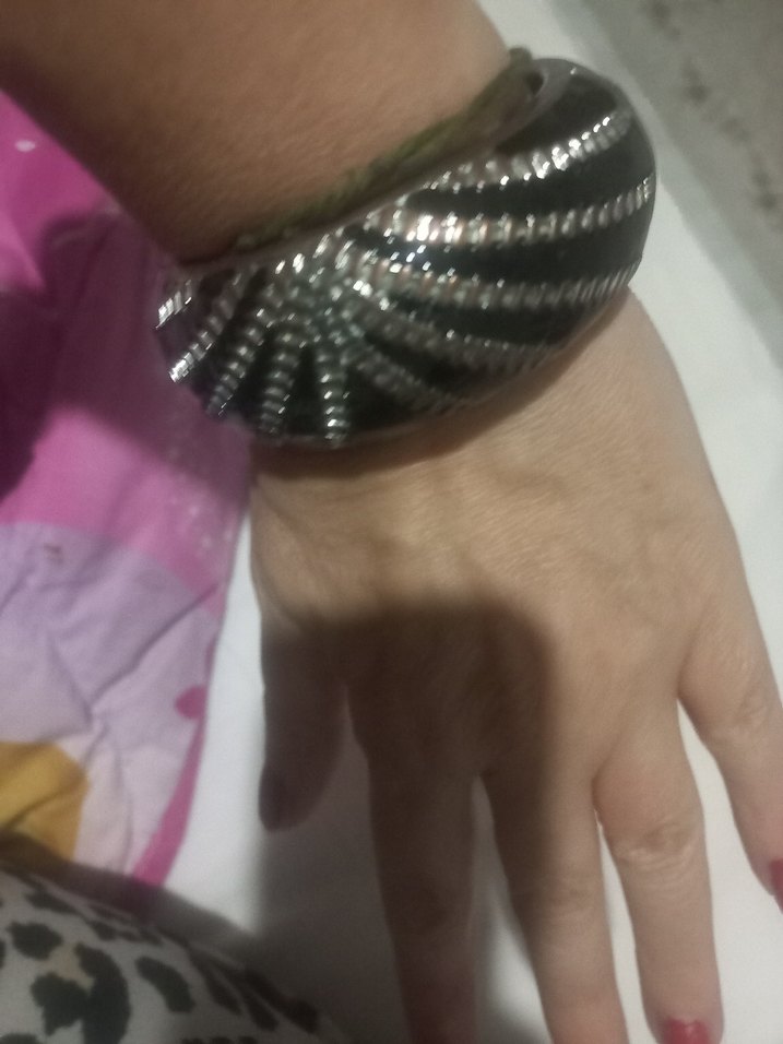 Parlak Siyah Yılan Desenli Kadın Bileklik - Görsel 3