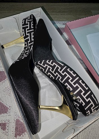 Altın topuk siyah şerit desenli abiye ayakkabı - Görsel 3