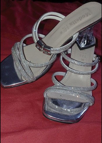 Gri Parlak Topuklu Kadın Ayakkabı - Görsel 2