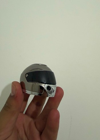 Gri Metal Motosiklet Kaskı Parlak Yüzey - Görsel 2