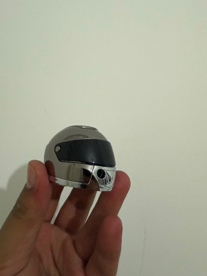 Gri Metal Motosiklet Kaskı Parlak Yüzey - Görsel 2