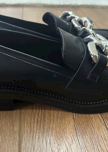 Zincir Detaylı Siyah Deri Topuklu Loafer - Görsel 5