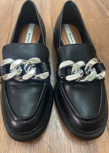 Zincir Detaylı Siyah Deri Topuklu Loafer - Görsel 3