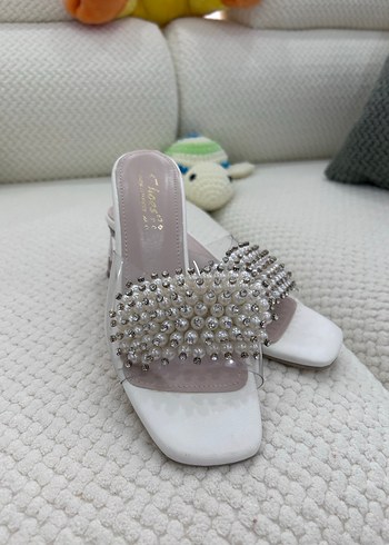 İnci ve Taş Süslemeli Beyaz Topuklu Ayakkabı - Görsel 2