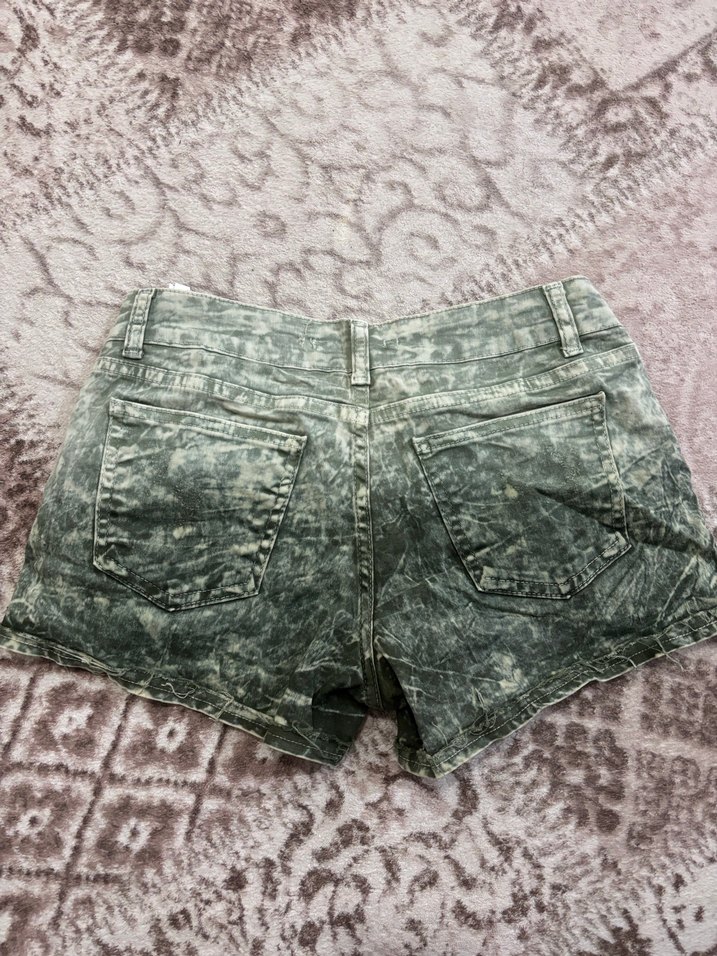 Gri Batik Desenli Düğmeli Kadın Kot Şort - Görsel 2