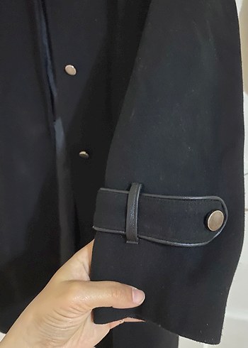 Düğmeli Siyah Kaban - Görsel 2
