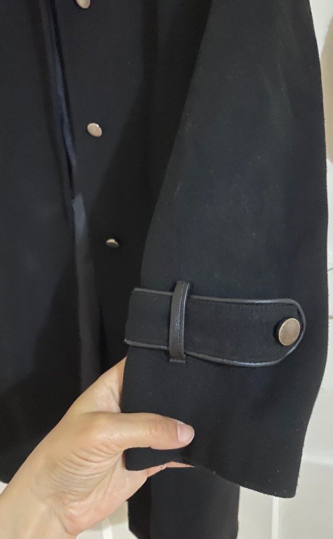 Düğmeli Siyah Kaban - Görsel 2