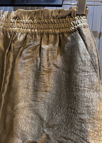 Altın Rengi Kemerli Kadın Mini Şort - Görsel 2