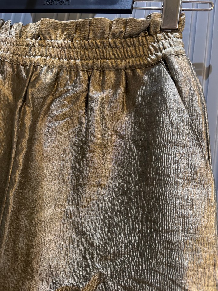 Altın Rengi Kemerli Kadın Mini Şort - Görsel 2