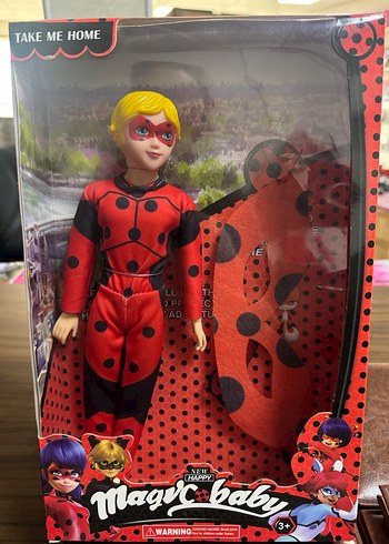 Kırmızı Noktalı Süper Kahraman Figür