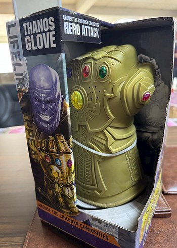 Altın Renk Thanos Eldiveni Aksiyon Figürü