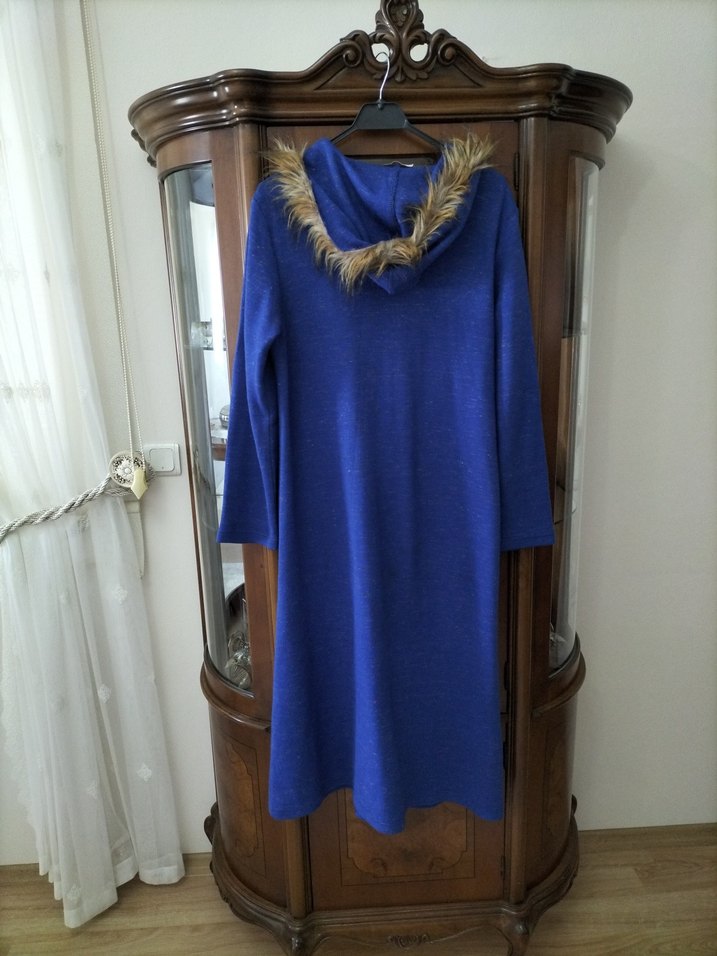 Kürk Detaylı Mavi Uzun Örgü Kadın Kaban - Görsel 2