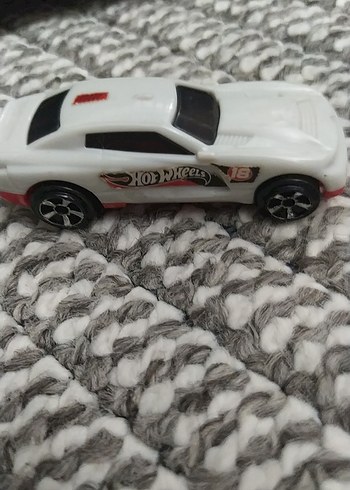 Beyaz ve Gri Oyuncak Araba - Görsel 2