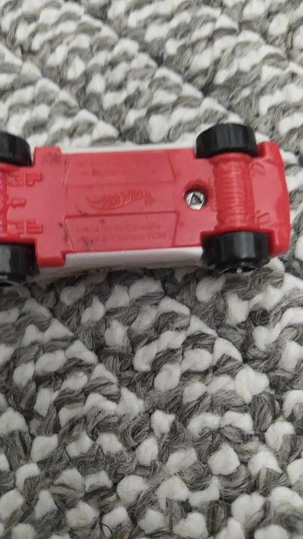 Beyaz ve Gri Oyuncak Araba - Görsel 3