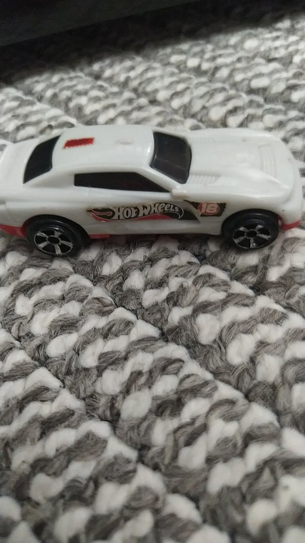 Beyaz ve Gri Oyuncak Araba - Görsel 2