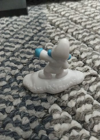 Beyaz ve Gri Şirin Figürü - Görsel 2