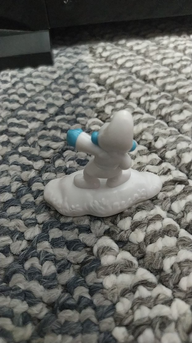 Beyaz ve Gri Şirin Figürü - Görsel 2