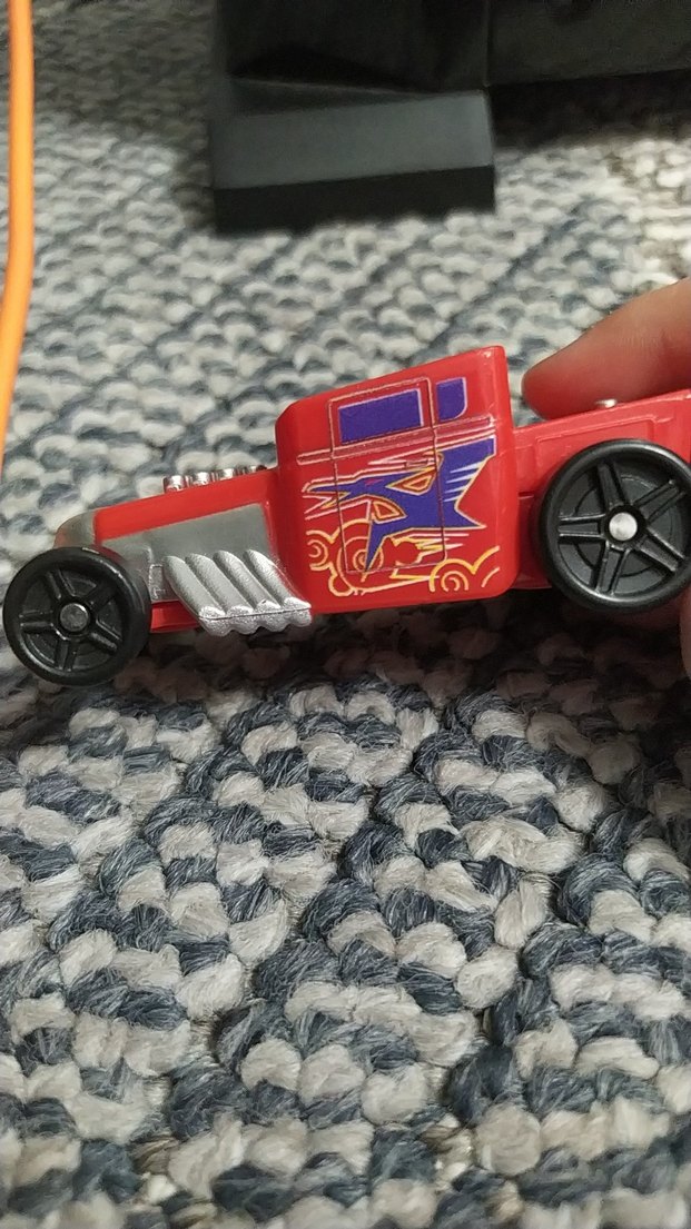 Kırmızı ve Gri Oyuncak Araba - Görsel 2