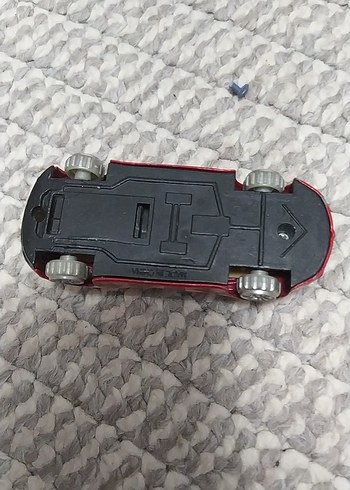 Parlak Kırmızı Oyuncak Araba - Görsel 3