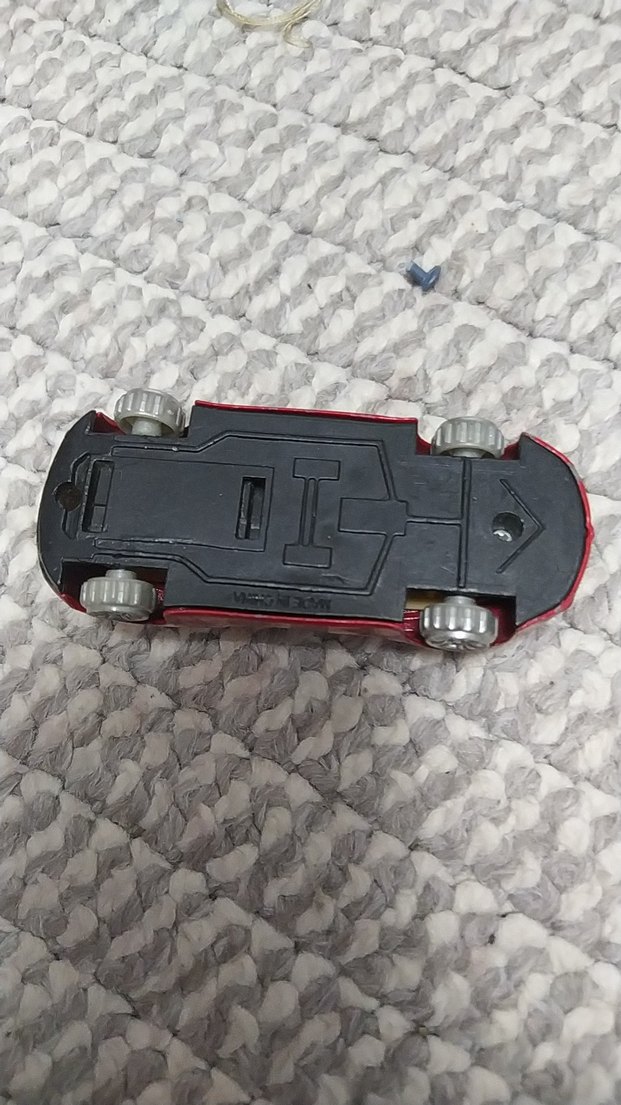 Parlak Kırmızı Oyuncak Araba - Görsel 3