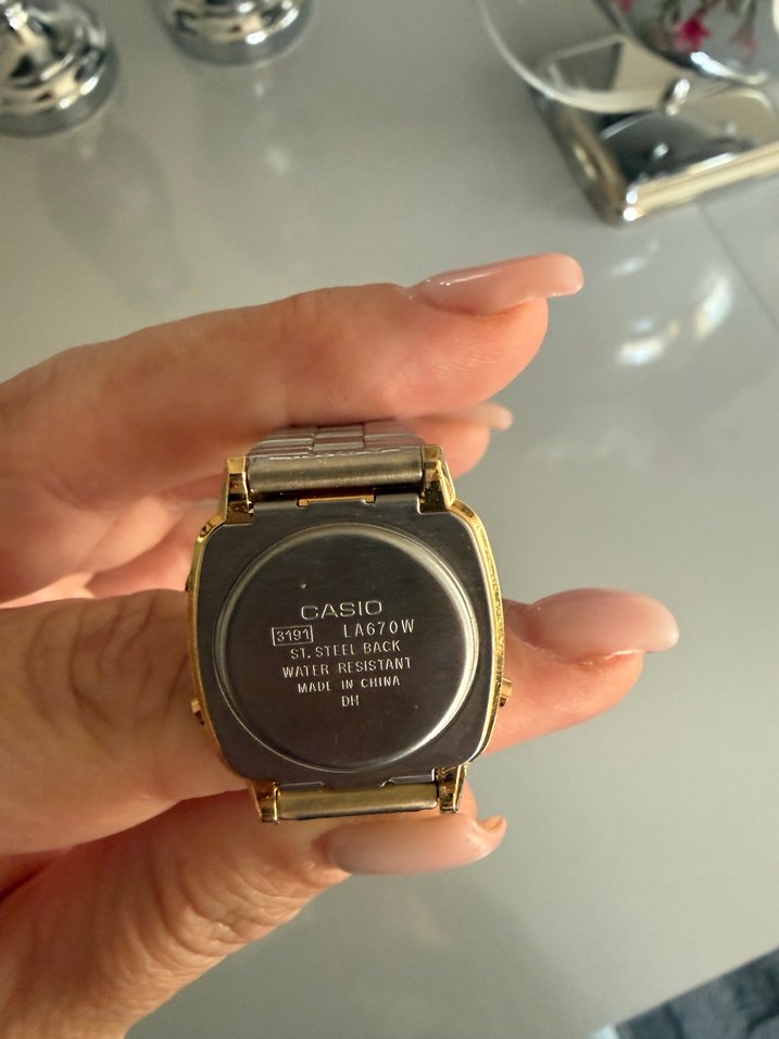 Kadın Parlak Altın Renkli Casio Dijital Saat - Görsel 5