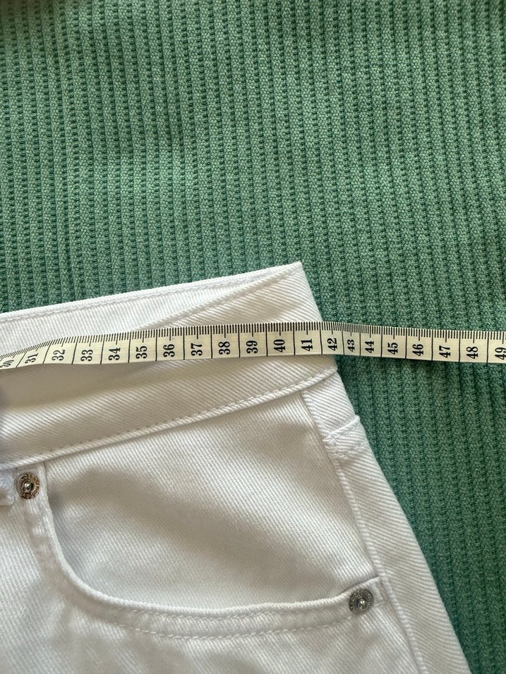 Minimal Beyaz Mini Etek  Şıklık ve Rahatlık Bir Arada — görsel 8/10