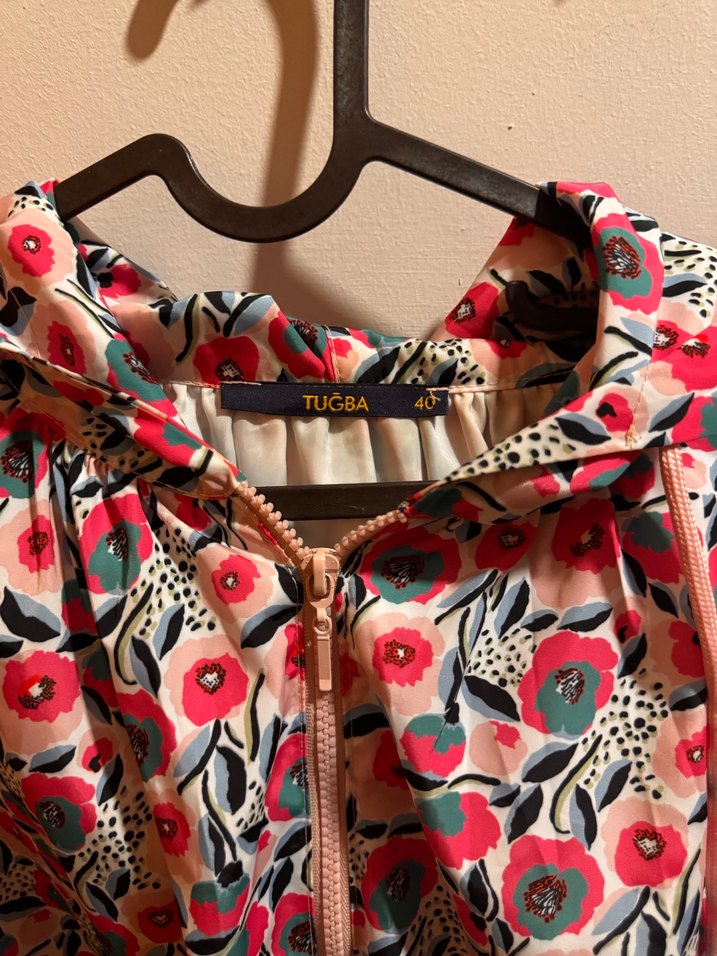 Çiçek Desenli Kapüşonlu Kız Yağmurluk - Görsel 3