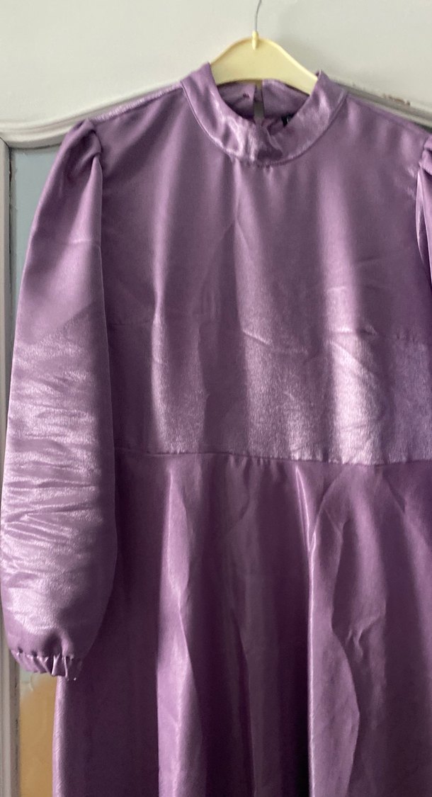 Uzun Kollu, Yüksek Yakalı Mor Saten Elbise - Görsel 3