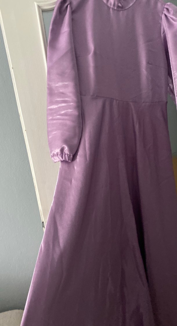 Uzun Kollu, Yüksek Yakalı Mor Saten Elbise - Görsel 2